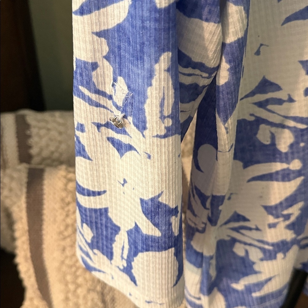 Elegant Blue and White Floral Blouse - Picture 3 of 4
